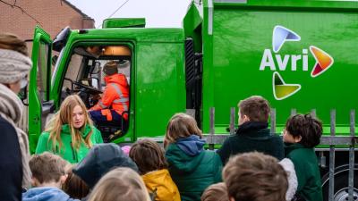 Duurzame kledingketen voor regionale afvalinzameling bij Avri