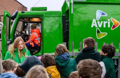 Duurzame kledingketen voor regionale afvalinzameling bij Avri